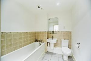 a bathroom with a tub and a toilet and a sink at TTSA - 2 Bedroom Apartment-Croydon - Mayday Hospital in Croydon +2 photos