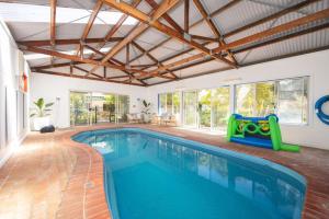 Swimmingpoolen hos eller tæt på Sunnymead Heated Pool Retreat