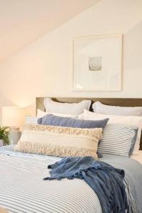 Ένα ή περισσότερα κρεβάτια σε δωμάτιο στο Beach Loft - on the Esplanade