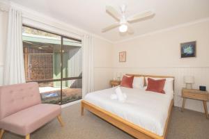 En eller flere senge i et værelse på Sunnymead Heated Pool Retreat + 25 billeder