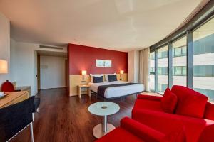 pokój hotelowy z łóżkiem i kanapą w obiekcie Civis Luz Castellón 4*S w mieście Castellón de la Plana +37 zdjęć