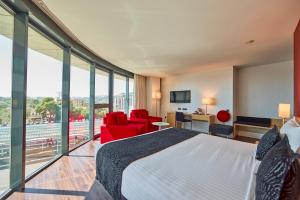 pokój hotelowy z łóżkiem i dużym oknem w obiekcie Civis Luz Castellón 4*S w mieście Castellón de la Plana