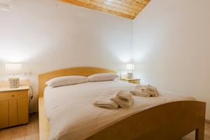 A bed or beds in a room at La Mansarda di nonna Delfa