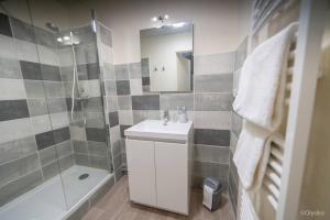 Koupelna v ubytování Résidence Vacancéole La Perrière + 49 fotografií