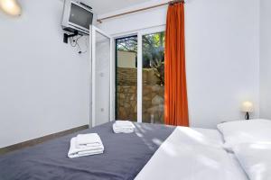 Postel nebo postele na pokoji v ubytování Apartmani Nikola