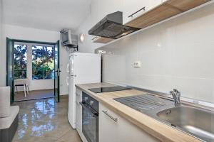 Kuchyň nebo kuchyňský kout v ubytování Apartmani Nikola
