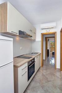 Kuchyň nebo kuchyňský kout v ubytování Apartmani Nikola