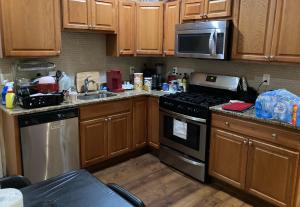 Kuchyň nebo kuchyňský kout v ubytování Homestay on the Ave