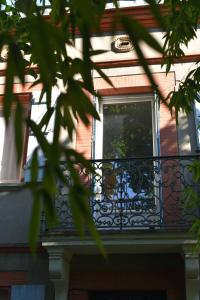 Rõdu või terrass majutusasutuses Chambre Bugrane