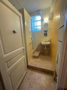 Vannituba majutusasutuses Chambre Bugrane