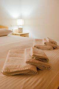 A bed or beds in a room at La Mansarda di nonna Delfa