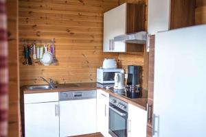 Η κουζίνα ή μικρή κουζίνα στο Schönes Ferienhaus in Sankt Margarethen Im Lungau mit Kleinem Garten und Bergblick