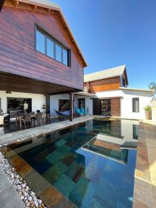 Bazén v ubytování chambre "suite parentale" Villa Hermès nebo v jeho okolí