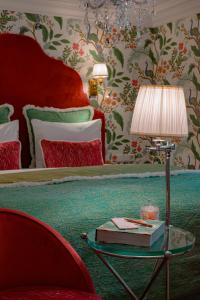 a bedroom with a bed and a table with a lamp at Hotel Estheréa in Amsterdam