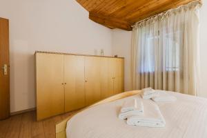A bed or beds in a room at La Mansarda di nonna Delfa