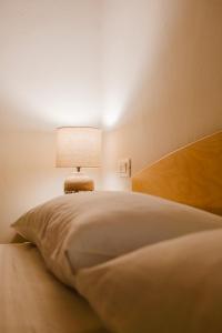 A bed or beds in a room at La Mansarda di nonna Delfa