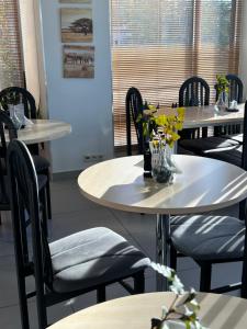 Reštaurácia alebo iné gastronomické zariadenie v ubytovaní Arcus Premium Hostel