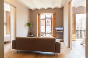 A television and/or entertainment centre at DestinationBCN Universitat Apartments