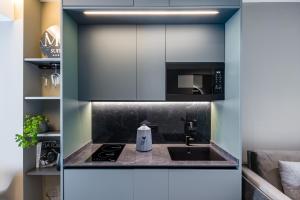 MH SUITES Plebiscito的厨房或小厨房