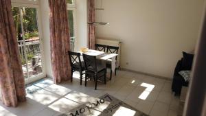 a dining room with a table and chairs and a window at Aurelia - zentraler geht es nicht in Bad Bevensen +2 photos