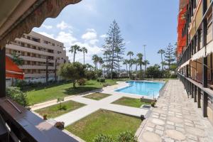 Swimmingpoolen hos eller tæt på Sea Breeze Frontline Apartment + 27 billeder