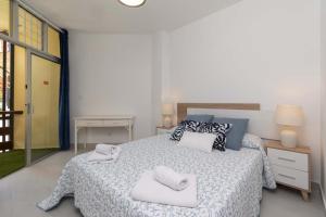 En eller flere senge i et værelse på Sea Breeze Frontline Apartment