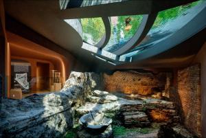 ローマにあるROMEO Romaの大きな岩を持つ水族館のある部屋