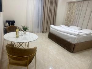 Lux Plaza客房内的一张或多张床位