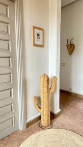 a room with a cat statue next to a door at Chic Villa - Samanah Golf, Pool, Sunset Views in Tameslouht