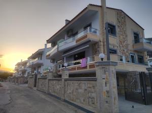 a building with balconies on the side of it at ALTAVILLAS maisonettes in Kakí Vígla