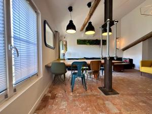 a dining room with a table and chairs at Loft des Voyageurs - Parking Inclus in Manosque