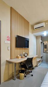 TV a/nebo společenská místnost v ubytování Sunflower Hotel Syariah near Juanda Airport