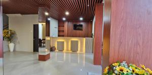 TV a/nebo společenská místnost v ubytování Sunflower Hotel Syariah near Juanda Airport