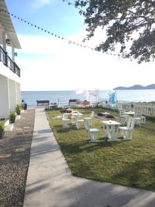 柴老海灘的住宿－科塔雷度假酒店，水边一排白色的桌椅