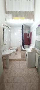 Ένα μπάνιο στο Casa vacanze completa di tutto e anche di più +32 φωτογραφίες