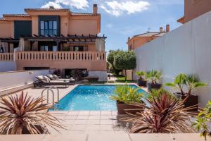 eine Villa mit Swimmingpool und ein Haus in der Unterkunft Casa Cortijo del Aire, Granada in Albolote