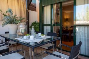 einen Glastisch und Stühle in einem Zimmer in der Unterkunft Casa Cortijo del Aire, Granada in Albolote