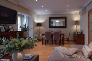 ein Wohnzimmer mit Couch und ein Esszimmer in der Unterkunft Casa Cortijo del Aire, Granada in Albolote