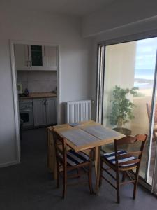 Anglet sables d'or - vue océan的厨房或小厨房