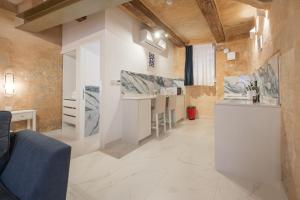 - une salle de bains avec deux lavabos et un comptoir dans la chambre dans l'établissement Palazzo Stella Ground Floor Studio by Vallettastay, à La Valette