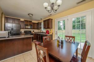 Kuchyň nebo kuchyňský kout v ubytování The Strickland Stopover