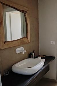 Ein Badezimmer in der Unterkunft The Noverian Bios Santorini Boutique Hotel
