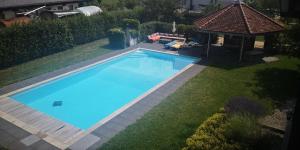 SeftigenLand Luxury的享有带凉亭的游泳池的顶部景致