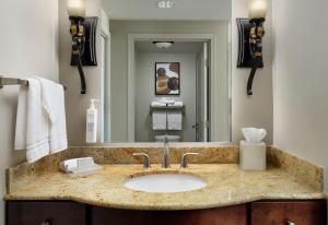 Homewood Suites by Hilton Shreveport Bossier City, LA的一间浴室