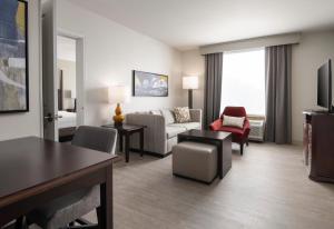 Homewood Suites by Hilton Shreveport Bossier City, LA的电视和/或娱乐中心