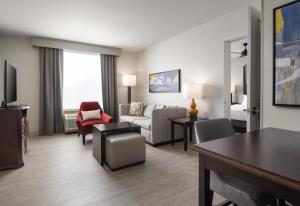 Homewood Suites by Hilton Shreveport Bossier City, LA的电视和/或娱乐中心