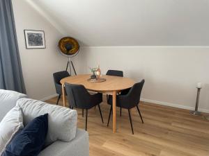 a dining room table and chairs in a living room at Moderne Wohnung - renoviert 2024 in Solingen