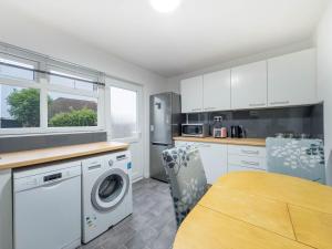 Η κουζίνα ή μικρή κουζίνα στο Southend Retreat King Suite +17 φωτογραφίες