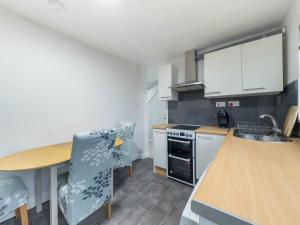 Η κουζίνα ή μικρή κουζίνα στο Southend Retreat King Suite