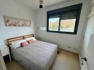 Ένα ή περισσότερα κρεβάτια σε δωμάτιο στο Terraza 250 m2 # BBQ # Playa 8min # Padel # WIFI # Apartamento